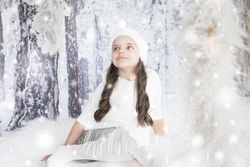 Niña en bosque navideño