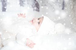 Niña en bosque navideño