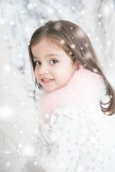 Niña en bosque navideño