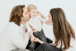 Familia jugando sobre fondo blanco