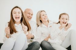 Familia jugando sobre fondo blanco