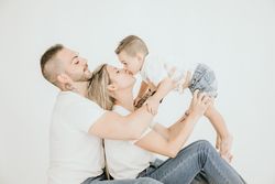 Familia jugando sobre fondo blanco