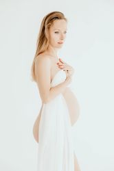 Mujer embarazada con gasa blanca