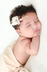 Bebe dormida con diadema flor