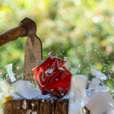 rompiendo una lata de Coca-cola congelada con un hacha