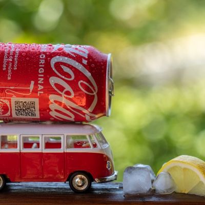 Una lata de Coca-cola sobre una furgoneta Van Volswagen roja