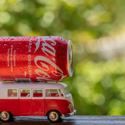 Una lata de Coca-cola sobre una furgoneta Van Volswagen roja