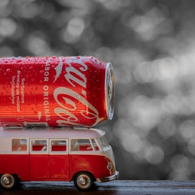 Una lata de Coca-cola sobre una furgoneta Van Volswagen roja