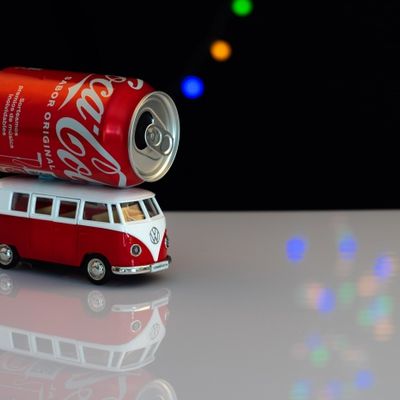 Una lata de Coca-cola sobre una furgoneta Van Volswagen roja