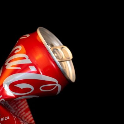 primer plano de una lata de coca-cola vacía y aplastada