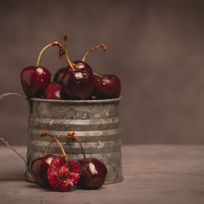 taza metal vintage cerezas picotas cereza mordida