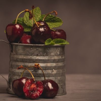 taza metal vintage cerezas picotas cereza mordida