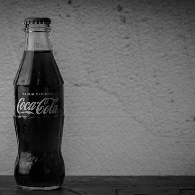 Botella de Coca-Cola de cristal, foto en blanco y negro