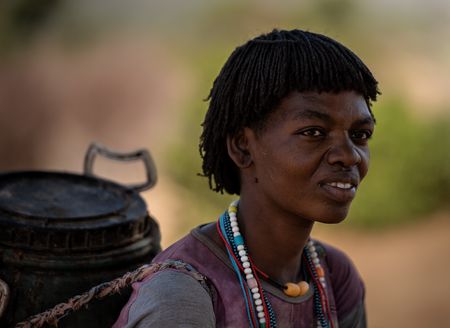 Mujer de la tribu Tsemay portando agua. Valle del Omo. Etiopia