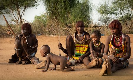 Mujeres  de la tribu Hamer con su hijo. vestida con pieles. Valle del Omo. Etiopia