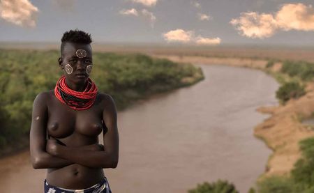 joven de la tribu Kara con el rio Omo al fondo. Etiopia 