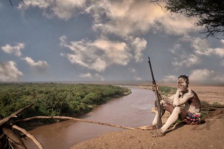 joven de la tribu Kara con el rio Omo al fondo. Etiopia 