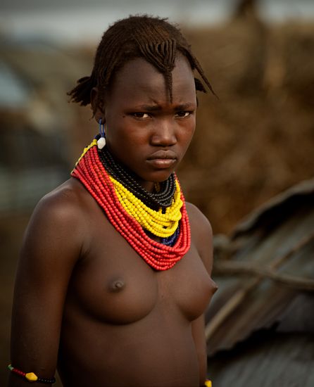 Joven  mujer de la tribu Dassanech. Sur de Etiopia.