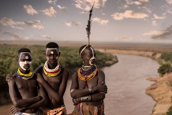 Mujeres  de la tribu Kara con el rio Omo al fondo. Etiopia 