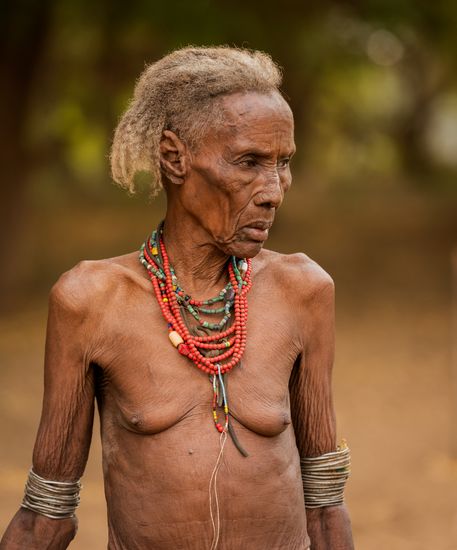 Mujer anciana  de la tribu Dassanech. Sur de Etiopia.