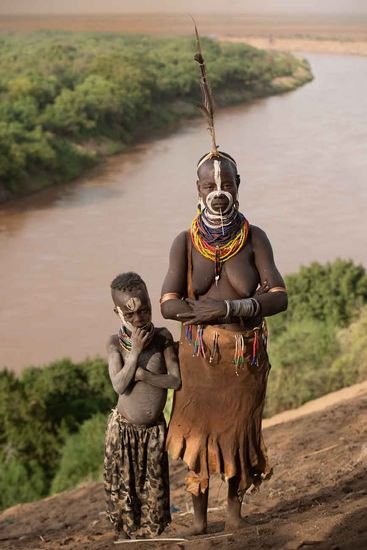 Mujer e hijo  de la tribu Kara con el rio Omo al fondo. Etiopia 