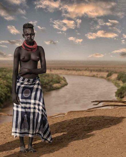 mujer joven de la tribu Kara. al fondo el rio Omo, Sur de Etiopia