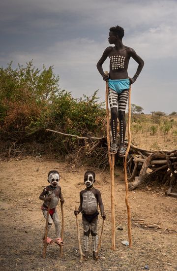 jovenes de la tribu Hamer con zancos. Valle del Omo. Etiopia 
