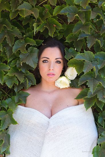 Mujer sensual fotografiada entre flores
