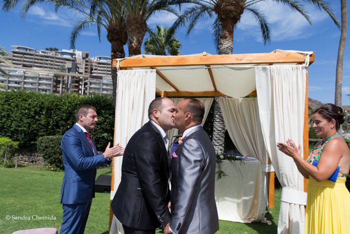 Pareja de novios gays besandose en su boda en Maroa