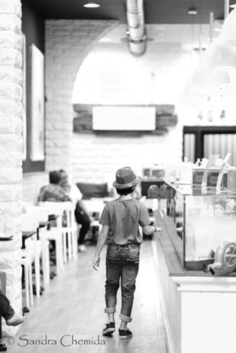 niño pequeño entrando en una pasteleria