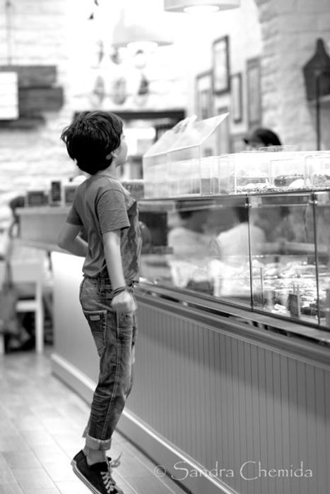 niño pequeño en una pasteleria