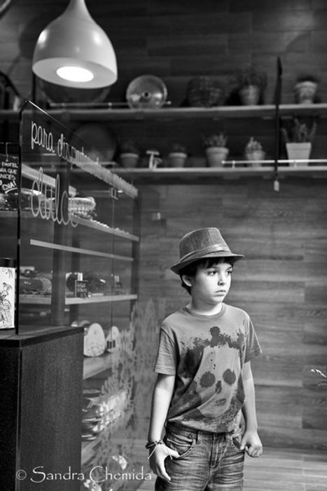 niño pequeño en una pasteleria