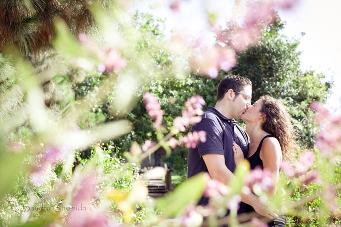 Foto de novios besandose entre flores
