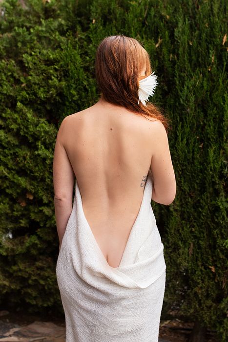 Mujer mostrando su espalda desnuda