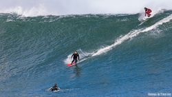 Jorge en una de sus bajadas, el tamaño queda bien marcada por Jacobo (arriba) y por el otro surfista en la base de la ola (Asturies).