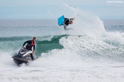 Y se busca el momento perfecto para soltar al surfer contra la ola.