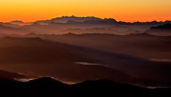 Un amanecer ilumina los infinitos valles y picos de Asturies.