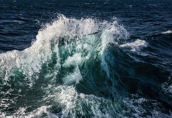 Estas imágenes  han sido realizadas en lugares muy distantes, en dos océanos que sin embargo nos muestran la misma danza de las olas.   Archipiélago  Canario ,Océano Atlántico      Archipiélago 