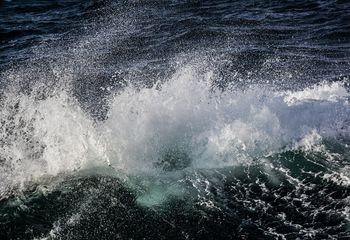 Estas imágenes  han sido realizadas en lugares muy distantes, en dos océanos que sin embargo nos muestran la misma danza de las olas.   Archipiélago  Canario ,Océano Atlántico      Archipíelago 