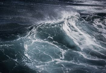 Estas imágenes  han sido realizadas en lugares muy distantes, en dos océanos que sin embargo nos muestran la misma danza de las olas.   Archipiélago  Canario ,Océano Atlántico      Archipíelago 