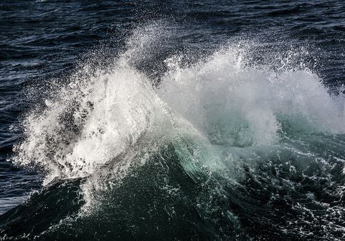 Estas imágenes  han sido realizadas en lugares muy distantes, en dos océanos que sin embargo nos muestran la misma danza de las olas.   Archipiélago  Canario ,Océano Atlántico      Archipíelago 