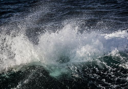 Estas imágenes  han sido realizadas en lugares muy distantes, en dos océanos que sin embargo nos muestran la misma danza de las olas.   Archipiélago  Canario ,Océano Atlántico      Archipíelago 