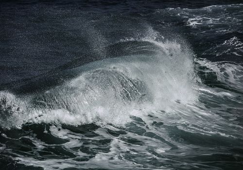 Estas imágenes  han sido realizadas en lugares muy distantes, en dos océanos que sin embargo nos muestran la misma danza de las olas.   Archipiélago  Canario ,Océano Atlántico      Archipíelago 