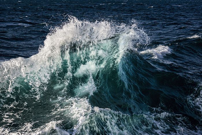 Estas imágenes  han sido realizadas en lugares muy distantes, en dos océanos que sin embargo nos muestran la misma danza de las olas.   Archipiélago  Canario ,Océano Atlántico      Archipiélago 