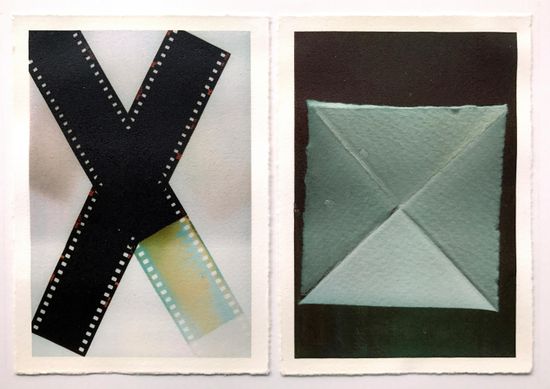 X - Dos trossos de pel·licula fotogràfica | x - Cartolina amb dos doblecs