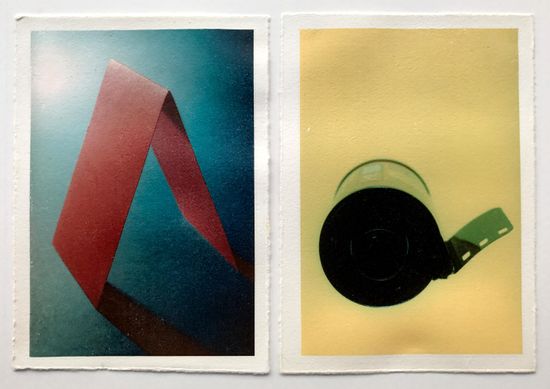 A - Cartolina doblegada en forma de prisma triangular | a- Rodet de pel·lícula de pas universal