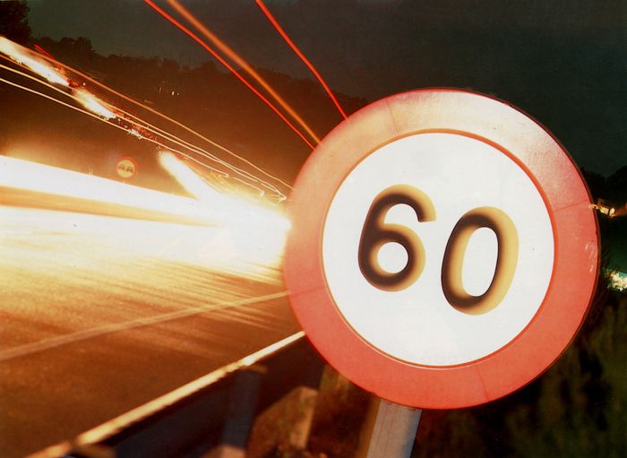 Vora l'autopista que marrcava el número 60, índex màxim de velocitat permesa per la llei i l'ordre