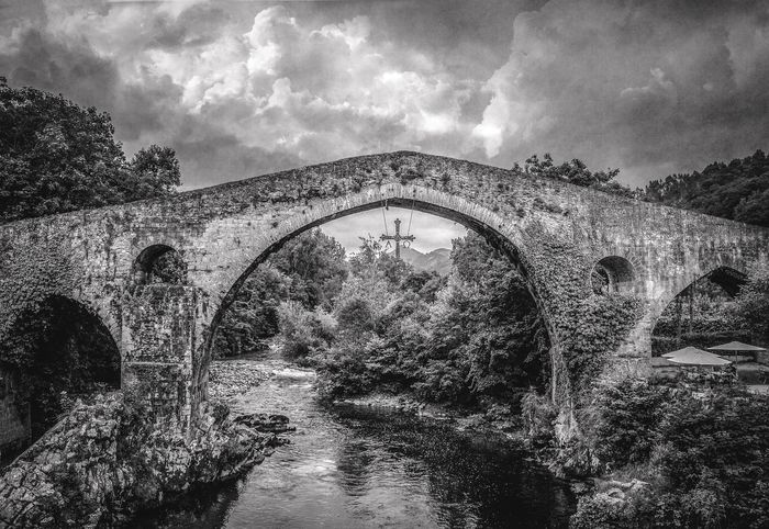 puente  romano de Cangas de Onís b/n