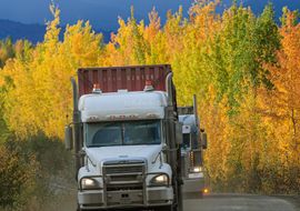 Camiones en la Dempster Highway en el valle del río Klondike. Yukon. Canada