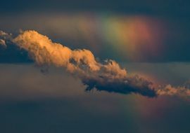 Cumulus humilis y arco iris sobre el mar